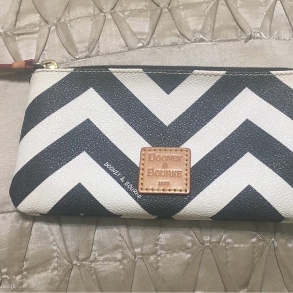 Dooney & Bourke Black and White Chevron Pouch/Coin purse, EUC - Picture 6 of 6